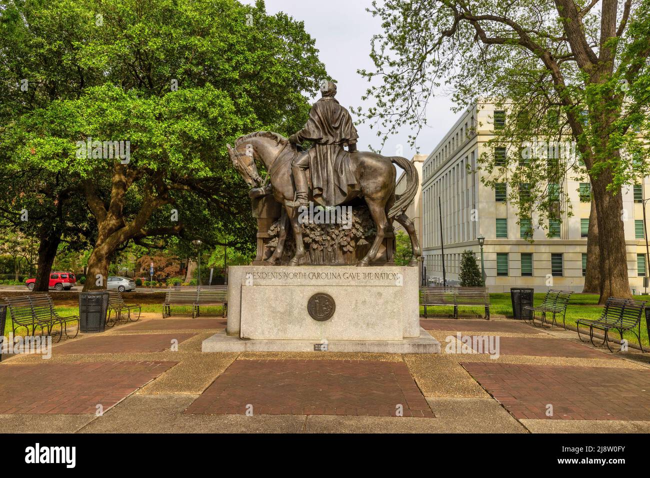 Raleigh, North Carolina, USA - 1. Mai 2022: State Capital of North Carolina, die Rückseite der Statuen von drei, zeigt Andrew Johnson auf der Th Stockfoto
