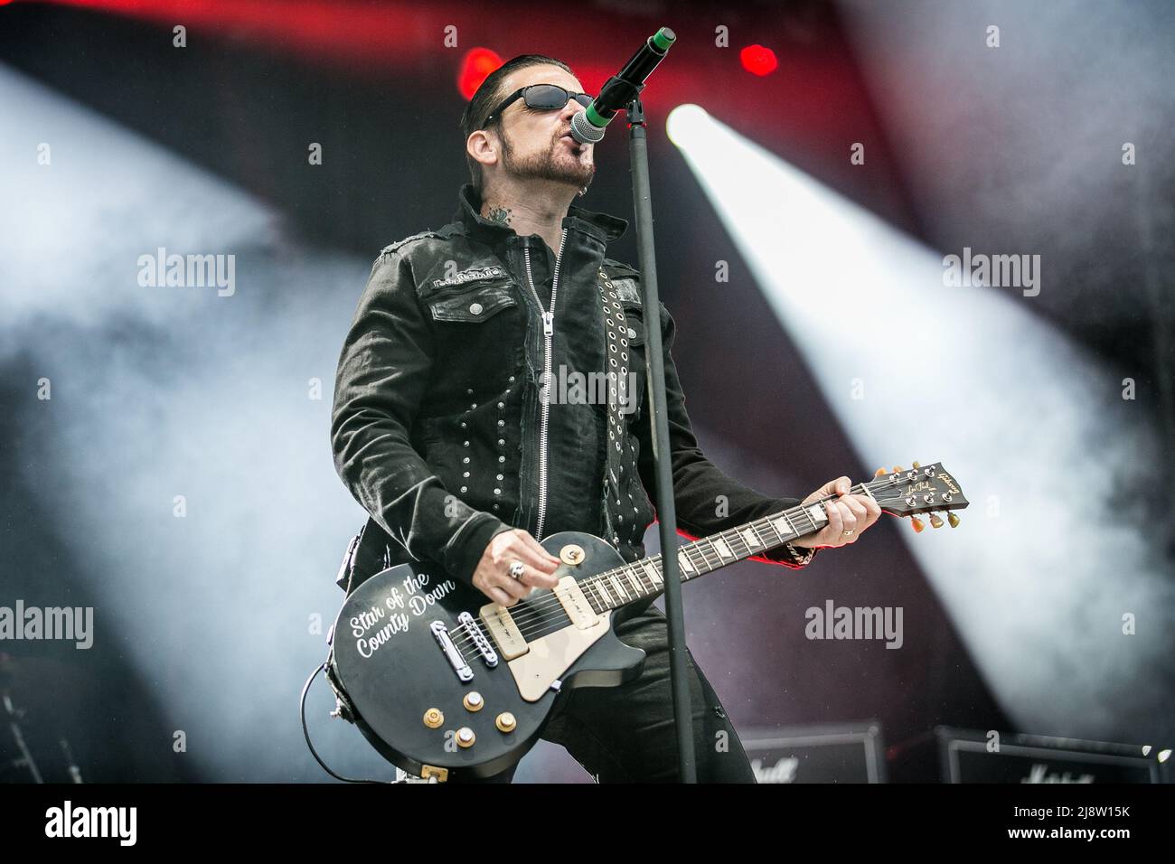Belfast Rockstar Ricky Warwick von Black Star Riders und Thin Lizzy tritt live auf der Bühne auf Stockfoto