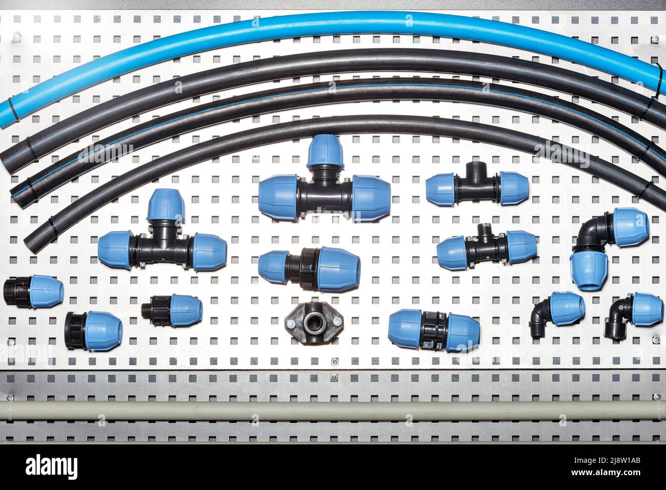 Anschluss Dreifacharmatur für pvc-Rohr. Vertikales Bild. Nahaufnahme. Stockfoto
