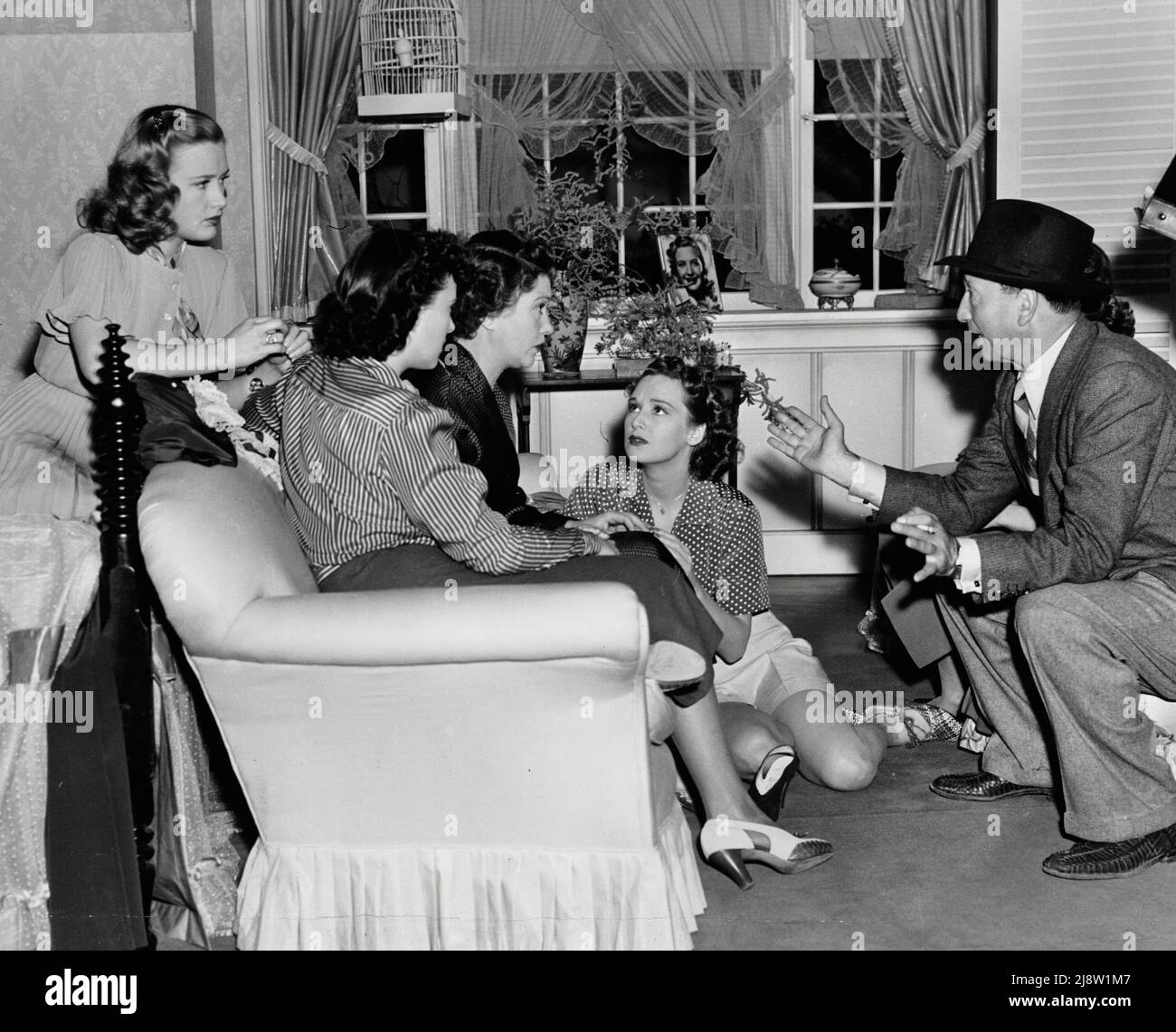 Priscilla Lane, Gale Page, Fay Baanter, Rosemary Lane, Director Michael Curtiz, 'Daughters Courageous' (1939) Warner Bros. Aktenzeichen # 34145-845THA Stockfoto