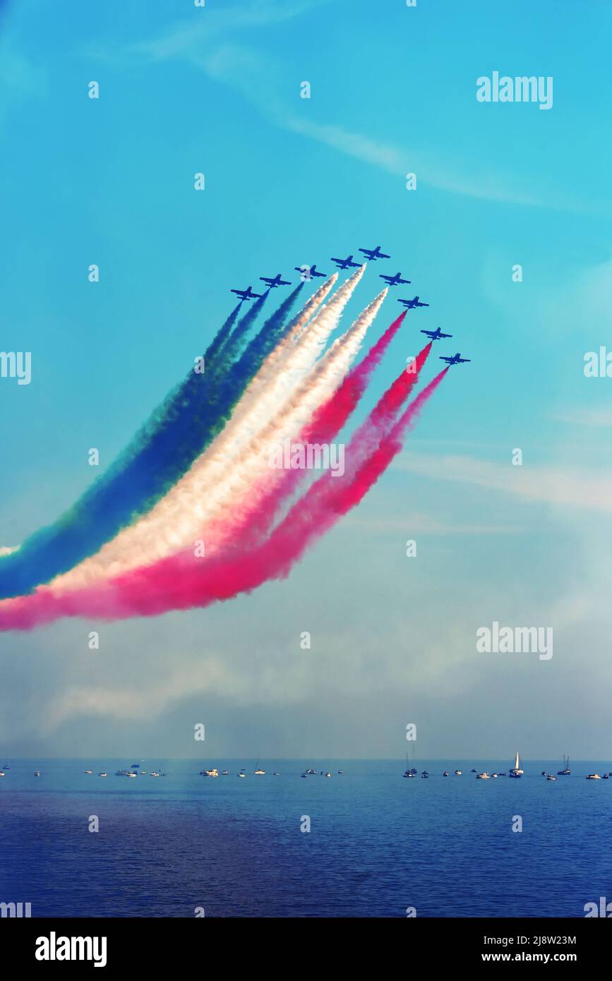 Frecce Tricolori die Manöver des Aerobatic-Teams, das nach 13 Jahren Genua Italien wieder am Himmel der ligurischen Hauptstadt fliegt Stockfoto