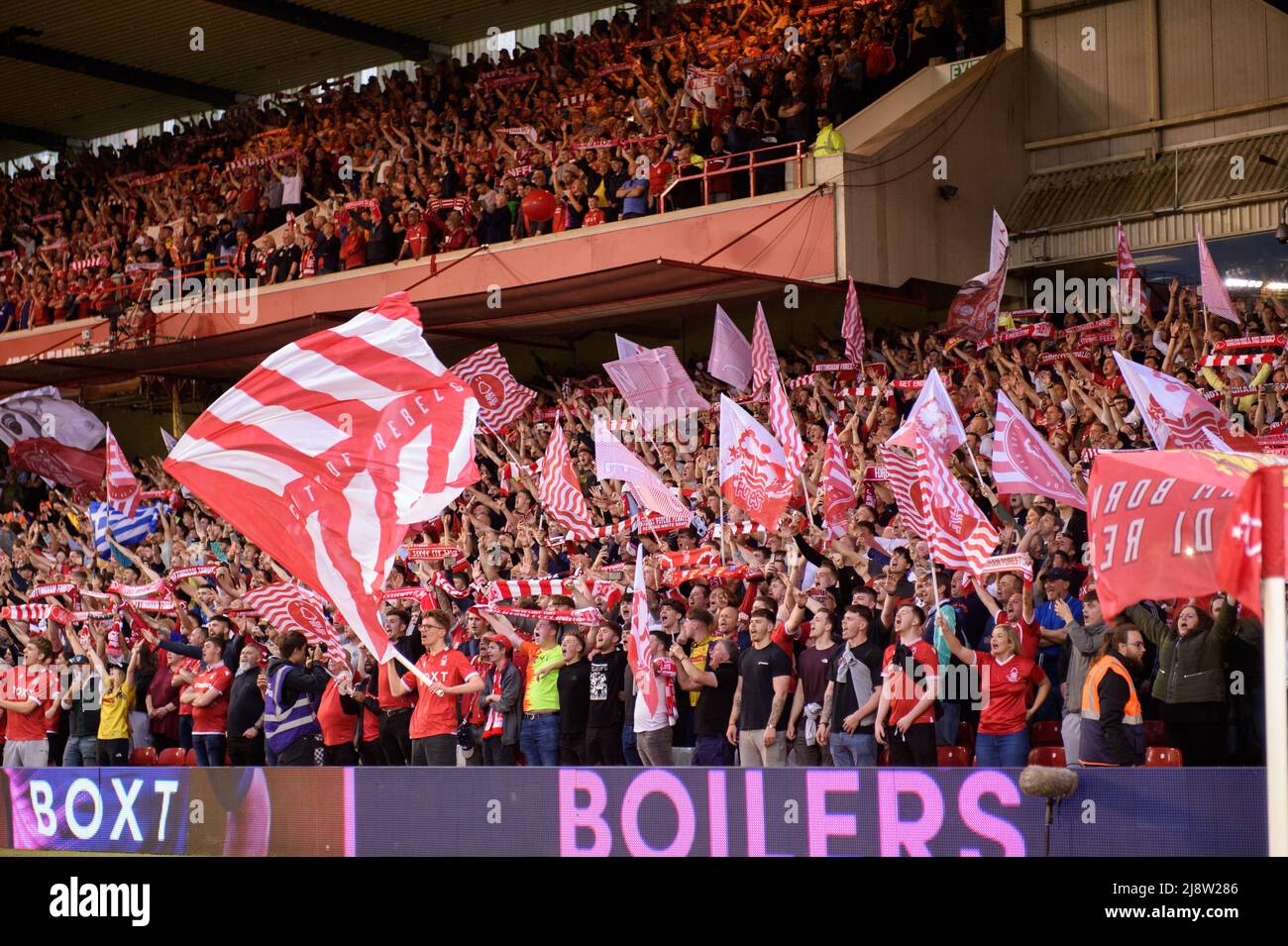 NOTTINGHAM, GROSSBRITANNIEN. MAI 17. Waldfans winken während des Play-Off-Halbfinalmatches der Sky Bet Championship zwischen Nottingham Forest und Sheffield United am Dienstag, dem 17.. Mai 2022, mit ihren Fahnen. (Kredit: Jon Hobley | MI News) Kredit: MI Nachrichten & Sport /Alamy Live News Stockfoto