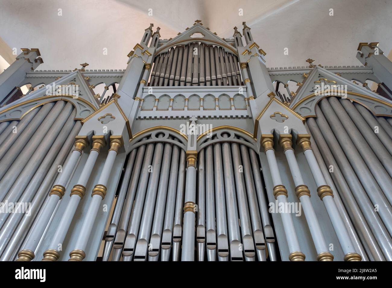 Nahaufnahme einer Orgel in einer lettischen Kirche. Stockfoto