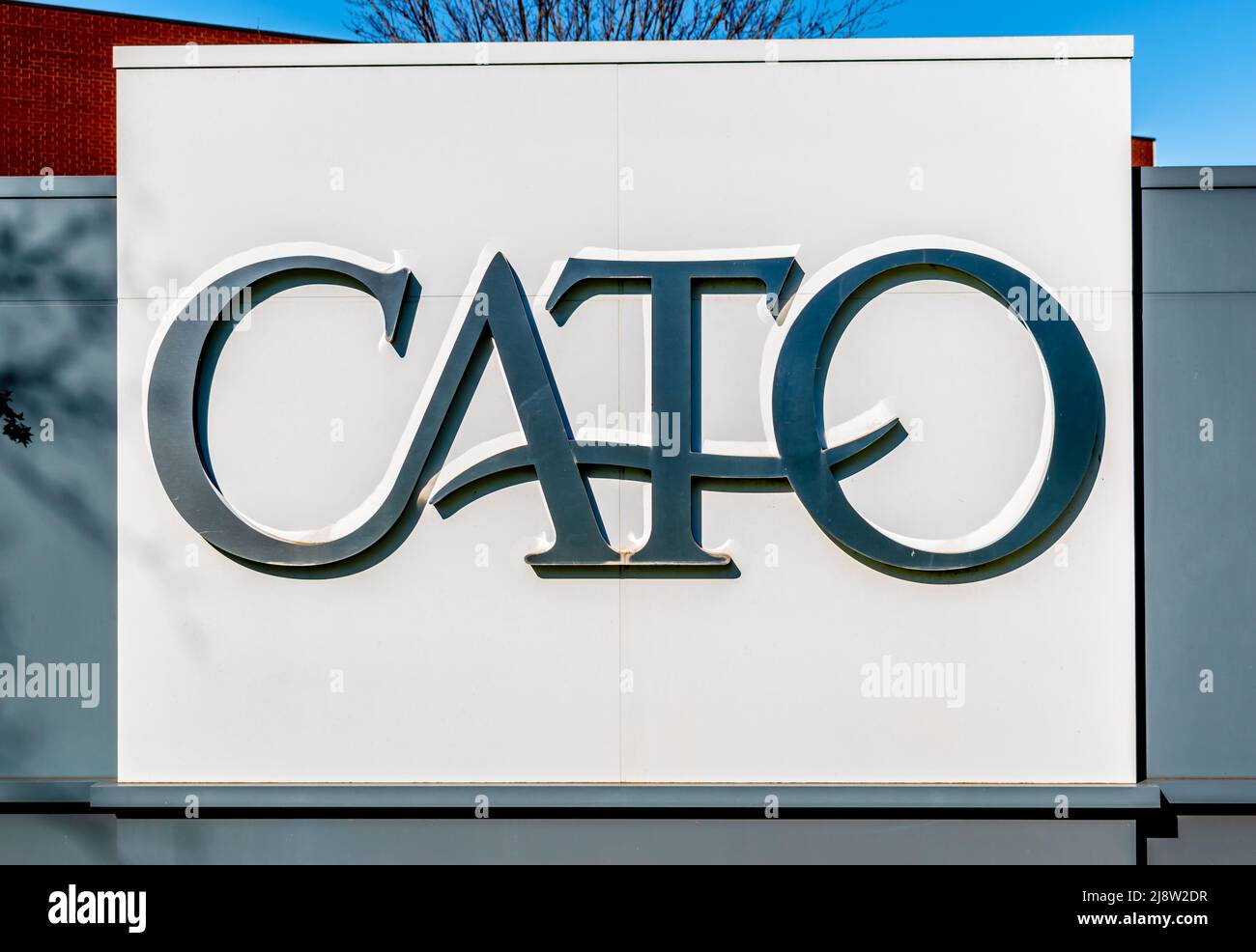 Freistehende Marken- und Logo-Straßenwerbung für das Modebekleidungsunternehmen CATO an einem sonnigen Tag in Charlotte, North Carolina. Stockfoto