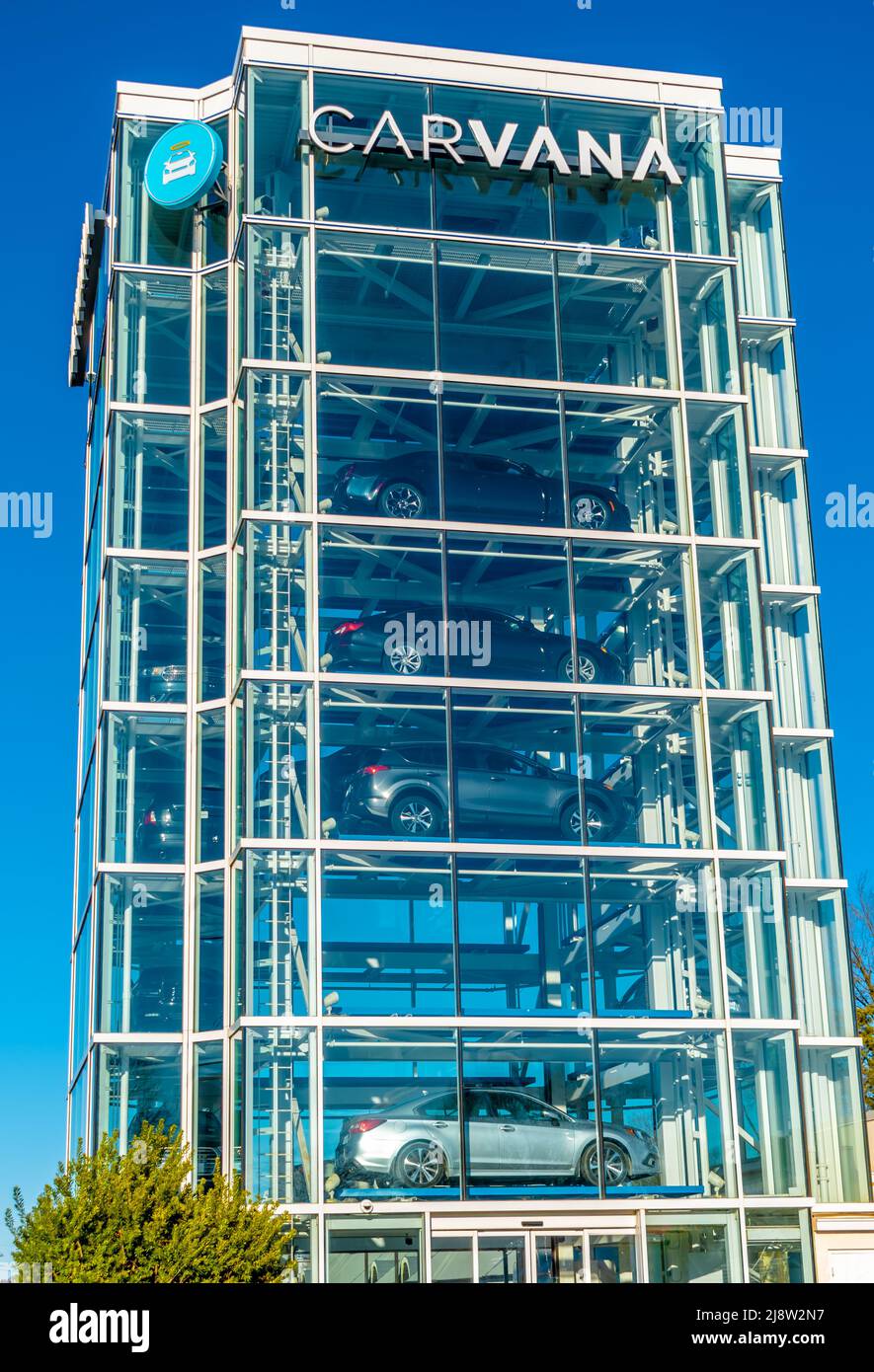 Carvana Automat Glasturm gefüllt mit Fahrzeugen mit Marke und Logo und klaren blauen Himmel an einem hellen sonnigen Tag in Charlotte abgeholt werden. Stockfoto