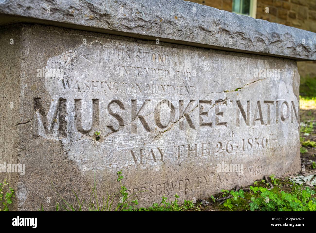 Muskokee Nation 1850 gravierte Stein (für das Washington Monument vorgesehen) im Five Civilized Tribes Museum in Muskogee, Oklahoma. (USA) Stockfoto