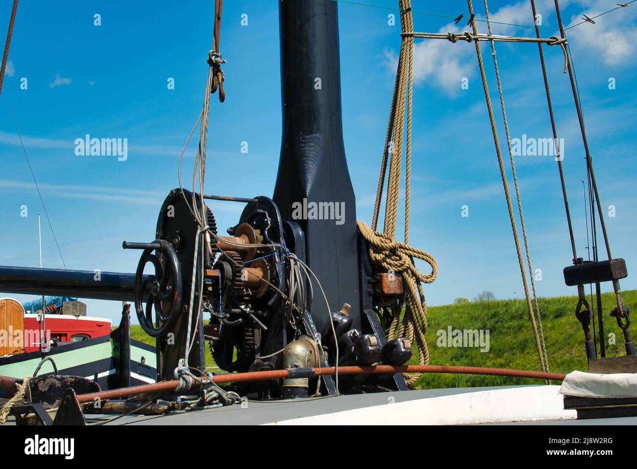 Mastwinde, die den Mast eines traditionellen holländischen Segelkahnes absenken soll Stockfoto