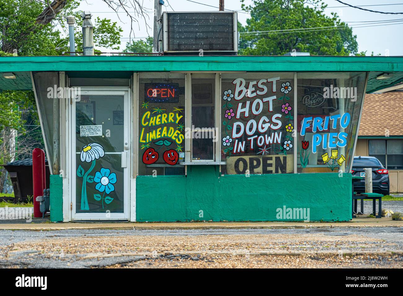 Chet's Dairy Freeze in Muskogee, Oklahoma, bietet Cherry Limeade, Frito Pies und die „Best Hot Dogs in Town“. (USA) Stockfoto