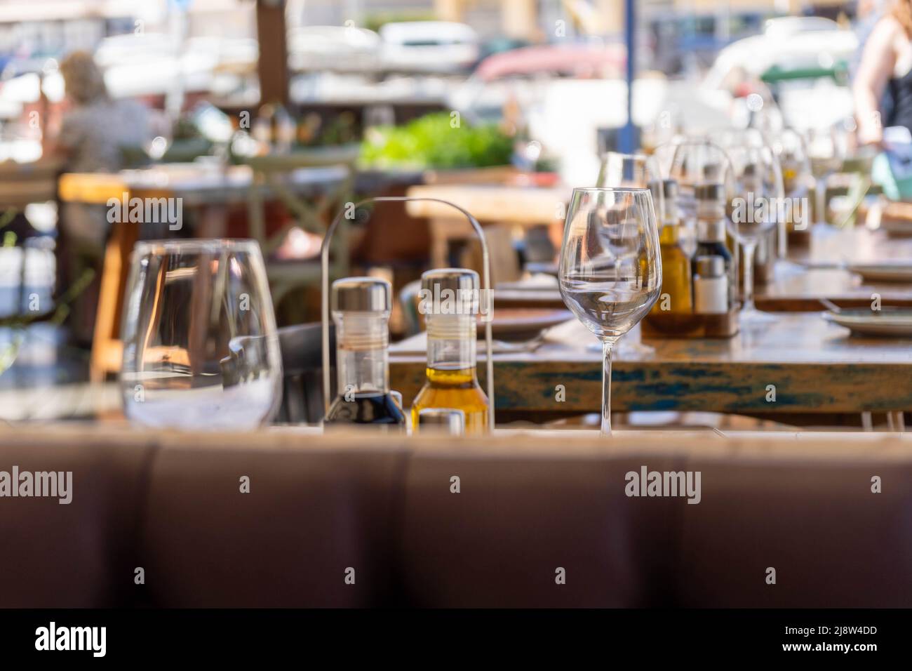 Tisch im Restaurant mit Weinglas, Öl und Balsamico-Essig Stockfoto