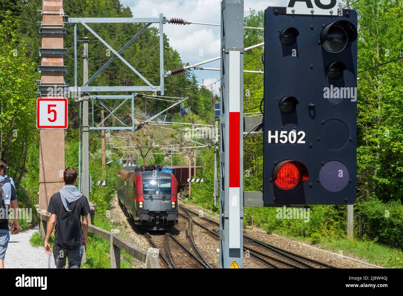 Semmering: Bahnlichtsignal, Rotlicht, 2 Züge, Semmeringbahn, Wanderer in Wiener Alpen, Alpen, Niederösterreich, Niederösterreich, Niederösterreich, Stockfoto