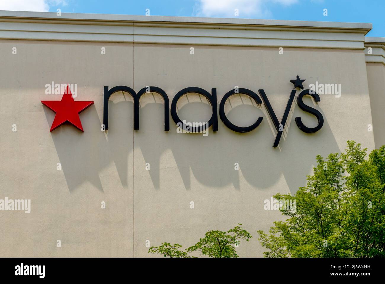 Außenfassade mit Marken- und Logo-Beschilderung für das Kaufhaus „Macy's“ in der Southpark Mall in Charlotte, North Carolina, an einem sonnigen Tag mit Schatten. Stockfoto