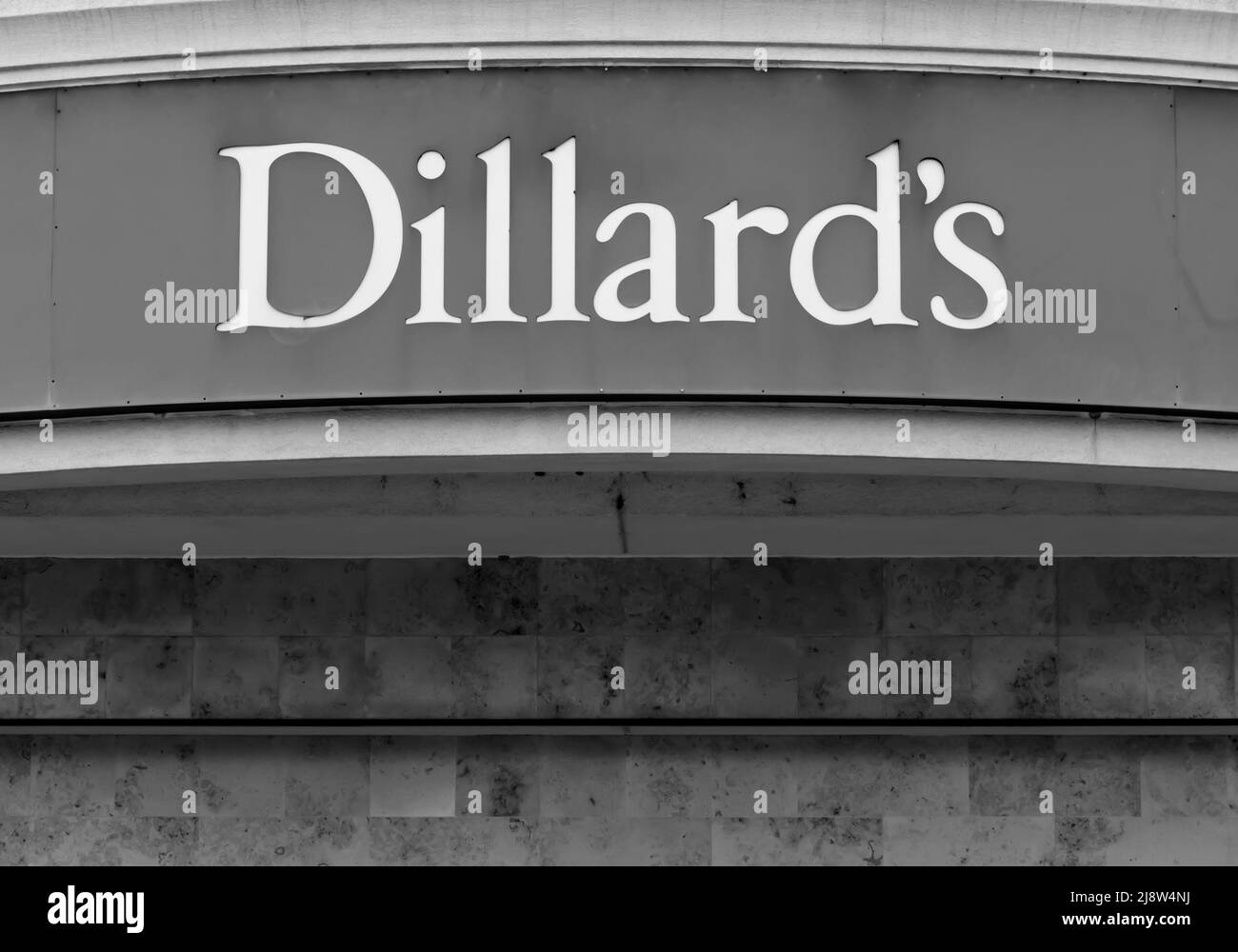 Die Fassade des Einkaufszentrums in der Southpark Mall mit weißen Buchstaben und grauem Hintergrund ist ein Schild mit der Marke „Dillard's“. Stockfoto