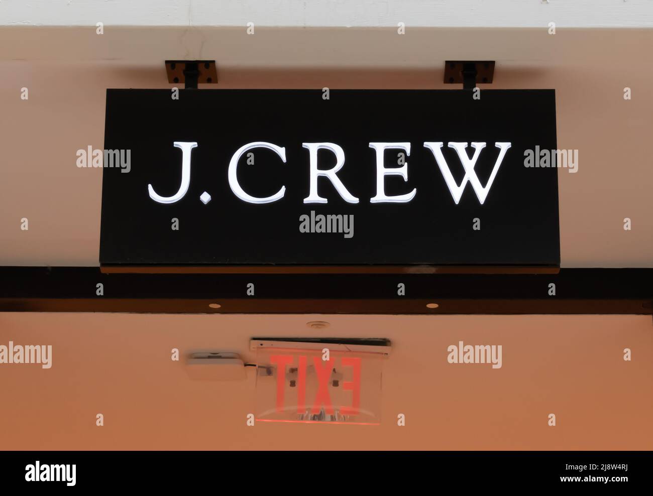 Indoor Shopping Mall hängende Markenbeschilderung für 'J. Crew' in weißen Buchstaben auf Schwarz über umgekehrtem Ausfahrtschild in der Southpark Mall in Charlotte, NC. Stockfoto