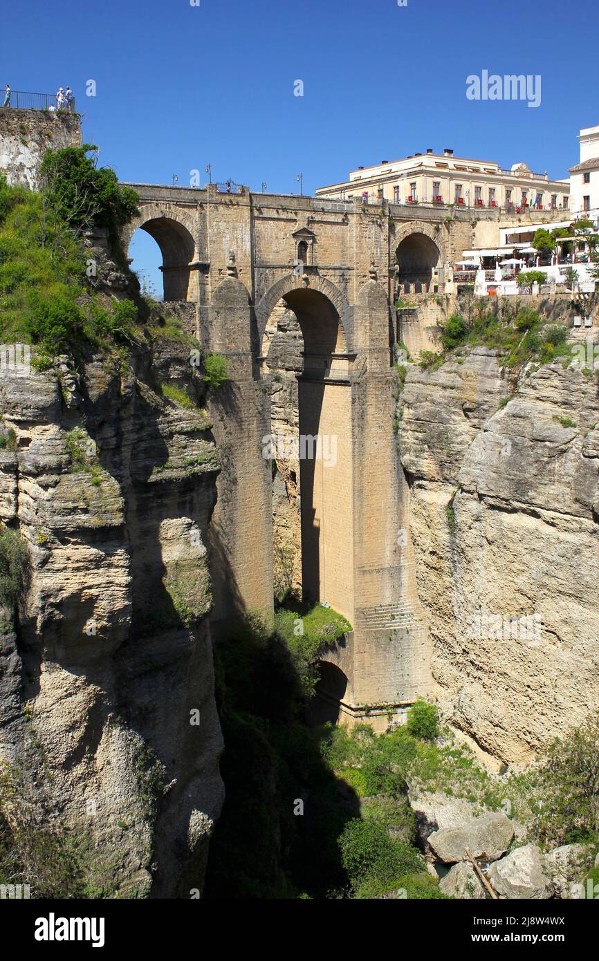 Die Puente Viejo, alte Brücke, die die tiefe dramatische Schlucht von Ronda in der Provinz Málaga, Andalusien, Spanien, überspannt. Stockfoto