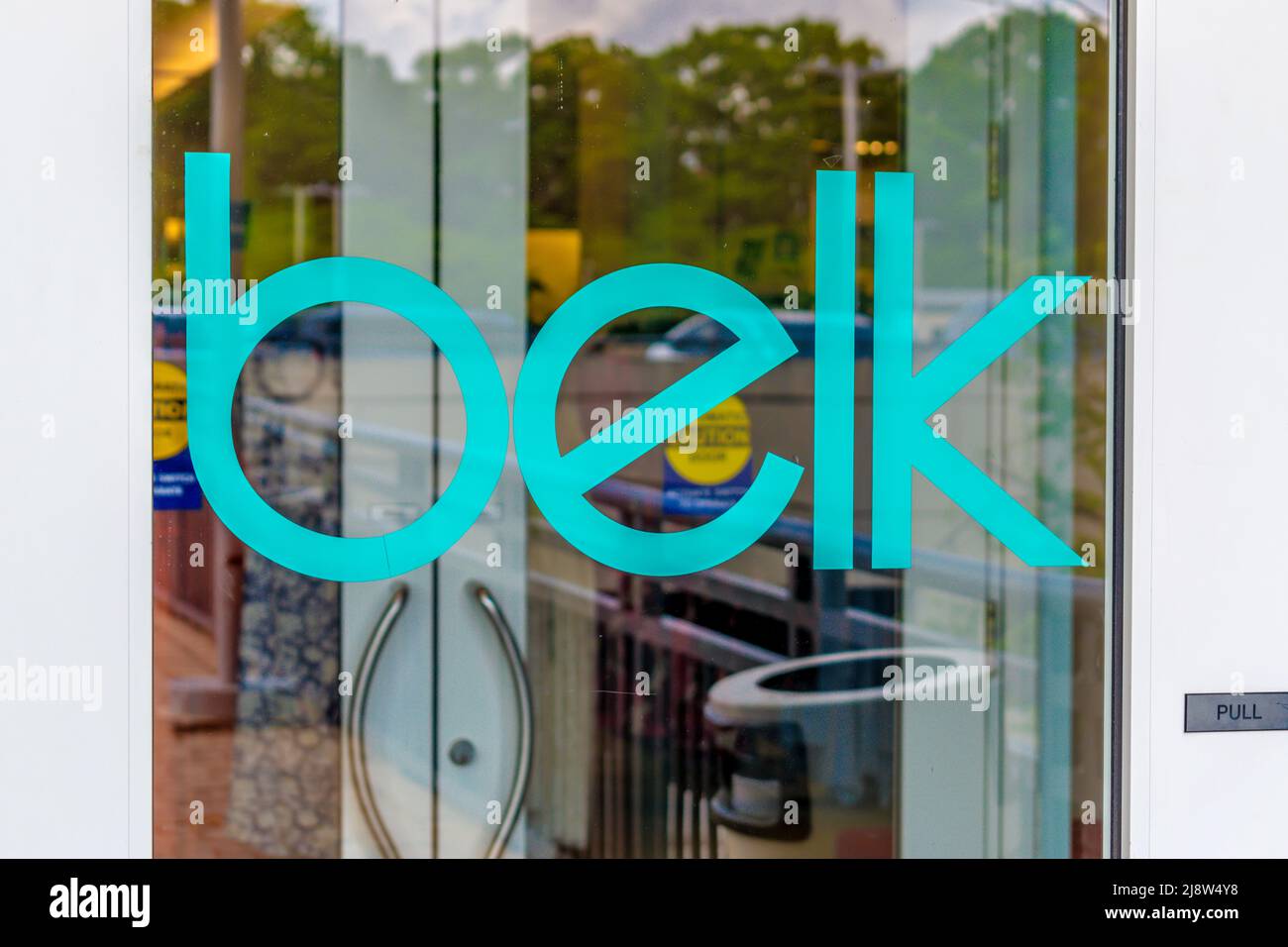 Außenfenster „Belk“ mit Außenwerbung und Logo an den Eingangstüren in hellen Buchstaben mit Reflexionen bei hellem Tageslicht in der Southpark Mall. Stockfoto