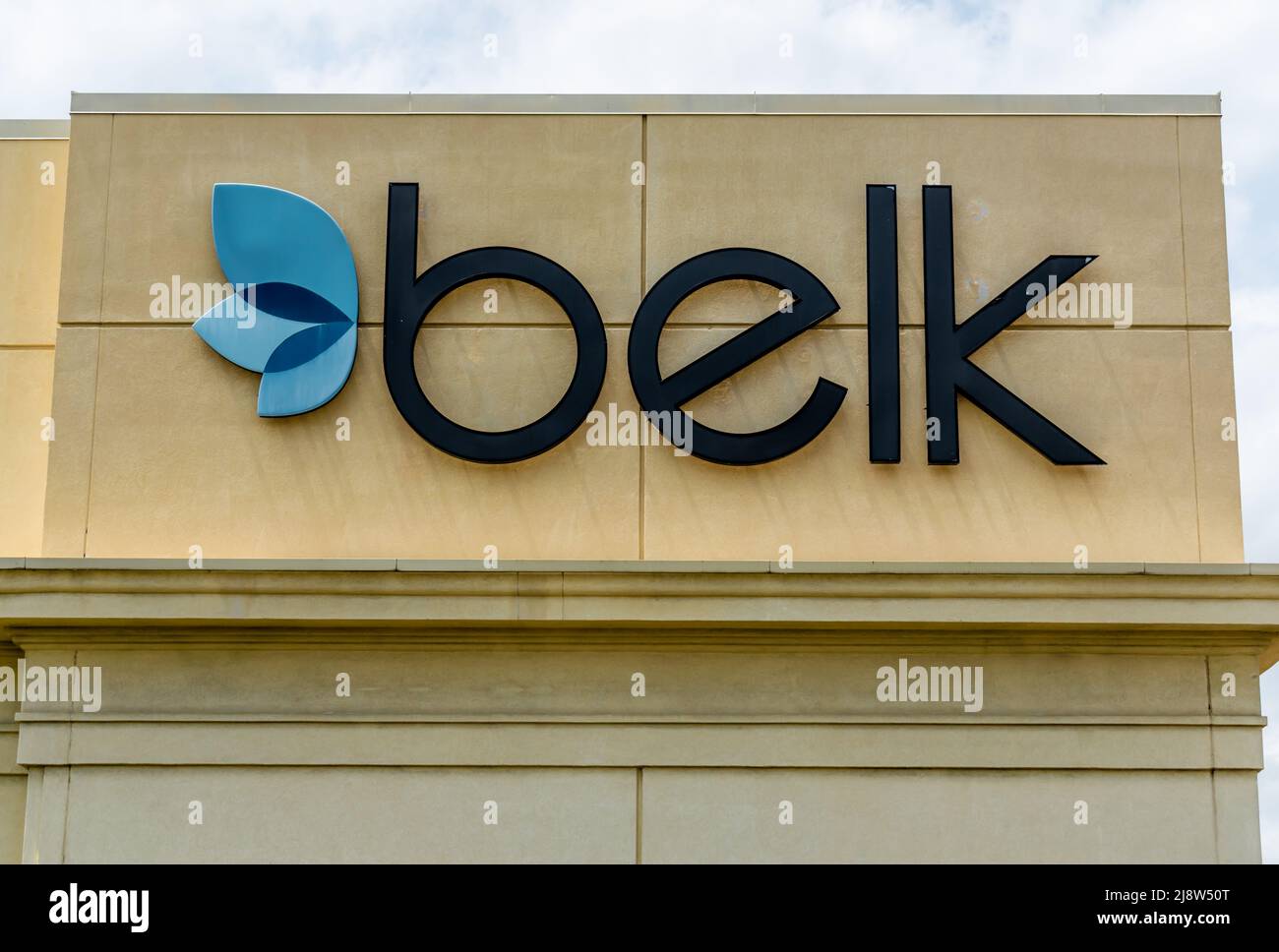 Die Außenfassade des Kaufhauses „Belk“ und die Logos in schwarzen Buchstaben mit blauem Logo auf einem beigefarbenen Steingebäude mit Himmel in der Southpark Mall. Stockfoto