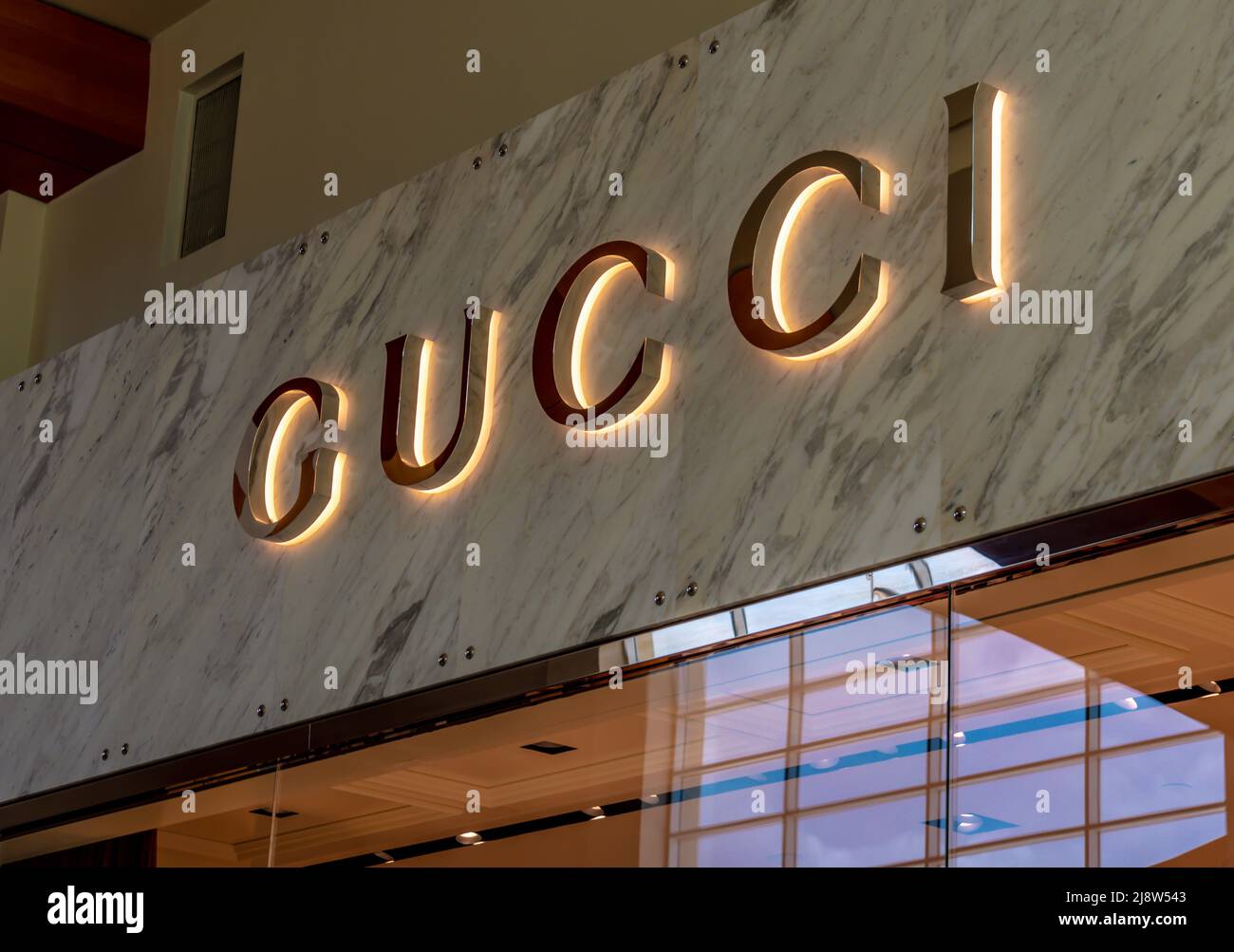 Die Fassade eines Einkaufszentrums und das Logo für „GUCCI“, einen hochwertigen Bekleidungs- und Zubehörhändler in der Southpark Mall in Charlotte, NC. Stockfoto