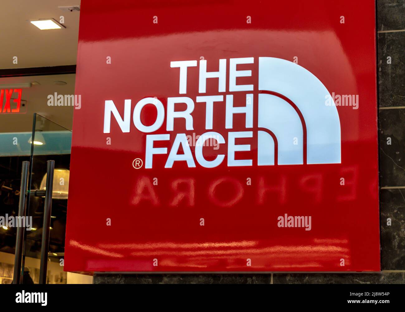 Die North Face Inneneinkaufsmall Marke und Logo Beschilderung in rot und grau mit Reflexionen. Stockfoto