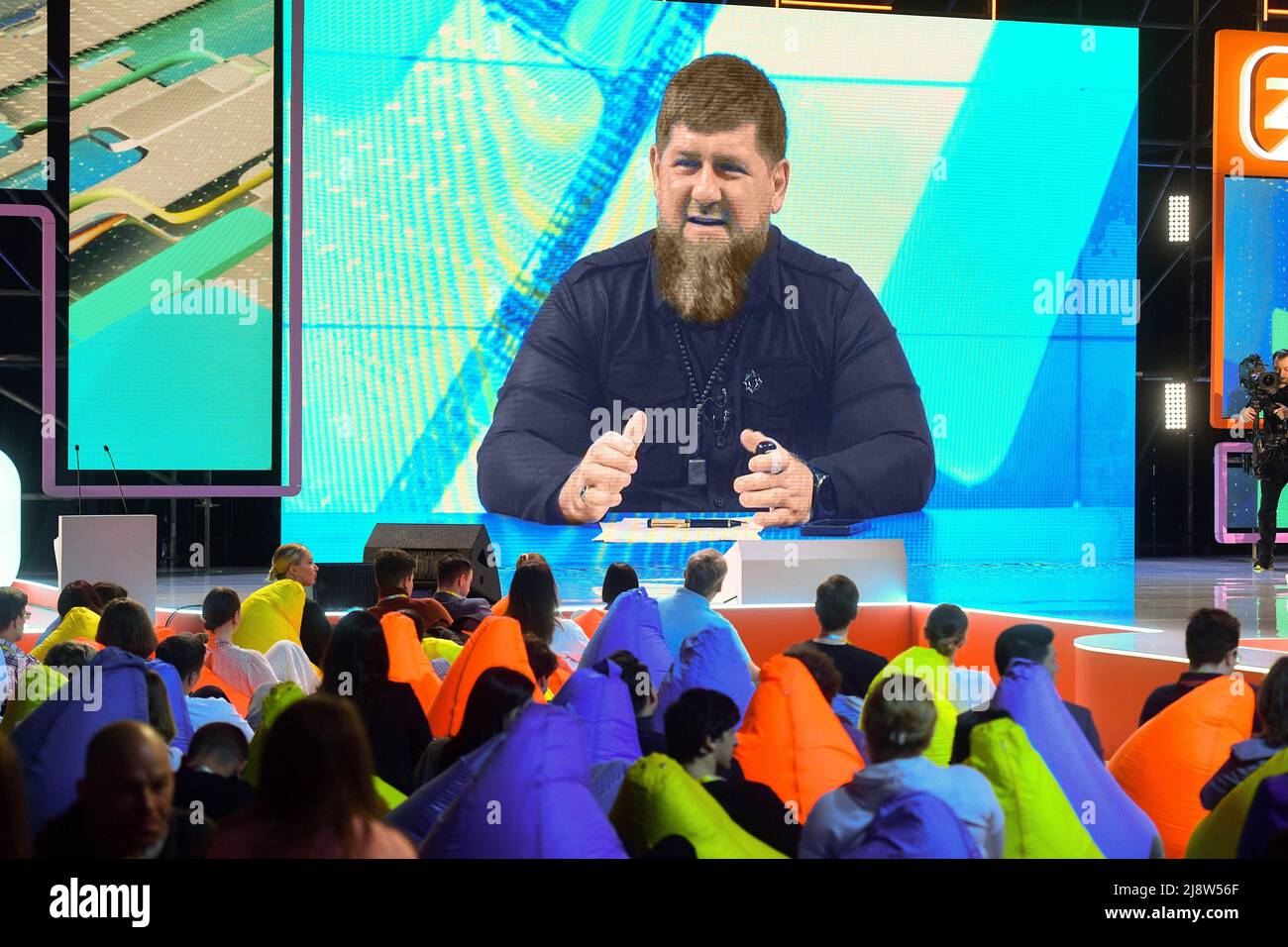 Federal Educational Marathon „New Horizons“ am VDNH. Der Chef der tschetschenischen Republik Ramsan Kadyrow (auf dem Bildschirm) während einer Rede. 18.05.2022 Russland, Moskau Bildnachweis: Emin Dzhafarov/Kommersant/Sipa USA Stockfoto