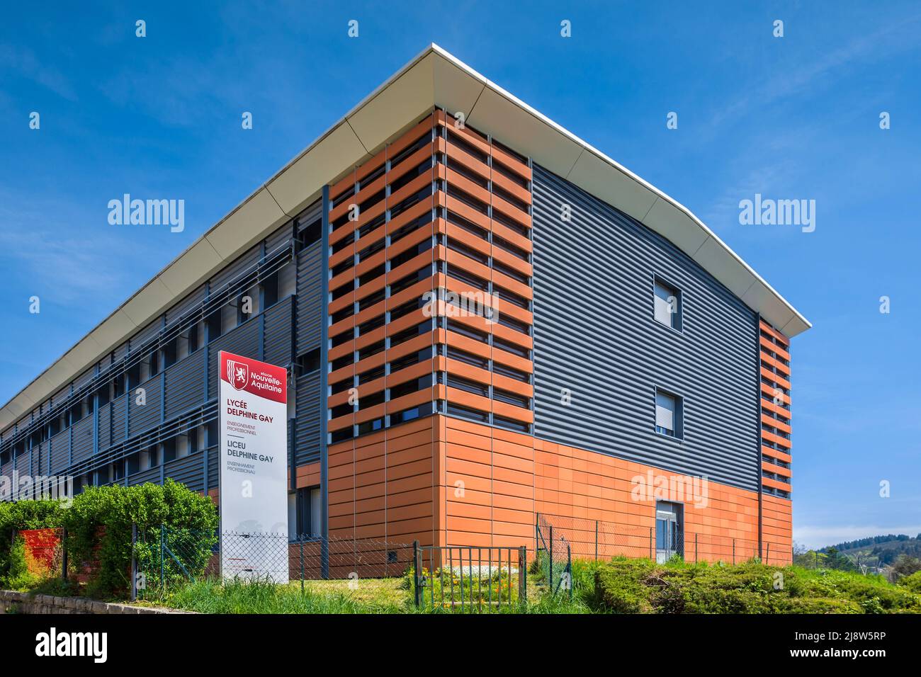 Modernes Architekturgebäude - das Lycée Régional Delphine Gay in Bourganeuf, Creuse (23), Frankreich. Stockfoto