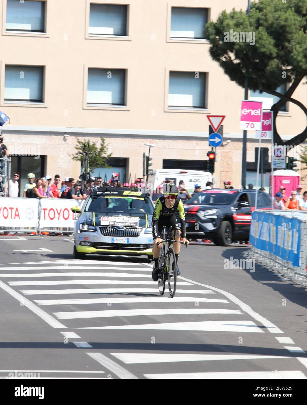 Verona, VR, Italien - 2. Juni 2019: Der Radfahrer MIKEL NIEVE vom MITCHELTON SCOTT Team bei der Tour of Italy, auch Giro d'Italia genannt, ist ein Radrennen mit Profe Stockfoto