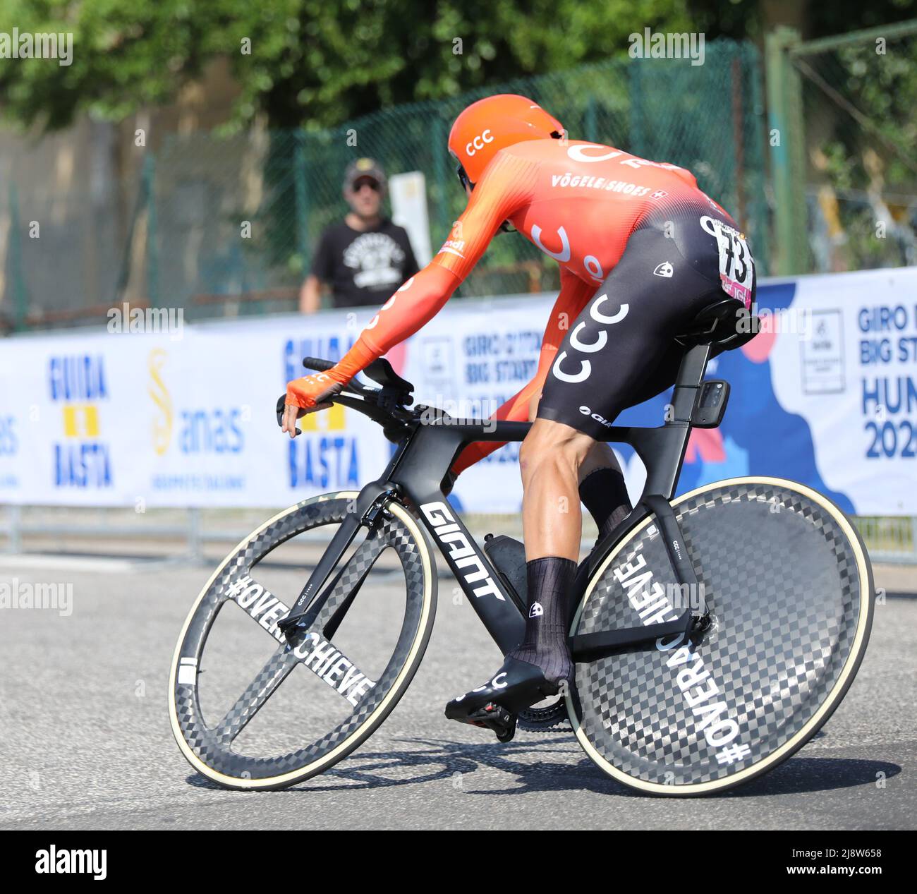 Verona, VR, Italien - 2. Juni 2019: Radfahrer VICTOR DE LA PARTE vom CCC Team bei der Tour of Italy, auch Giro d'Italia genannt, ist ein Radrennen Stockfoto