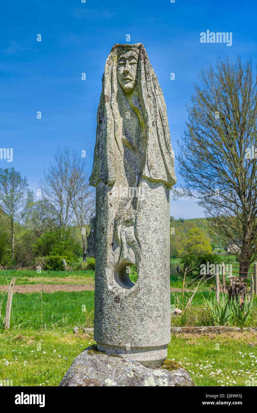 Moderne Steinschnitzerei eines heiligen im Dorf Moutier d'Ahun in der Creuse (23), Frankreich. Stockfoto