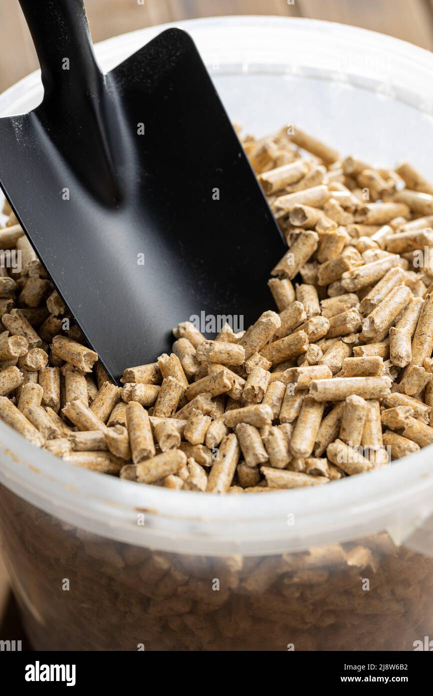Holzpellets, Biokraftstoff auf einem Holztisch. Ökologischer Brennstoff aus Biomasse. Erneuerbare Energiequellen. Stockfoto