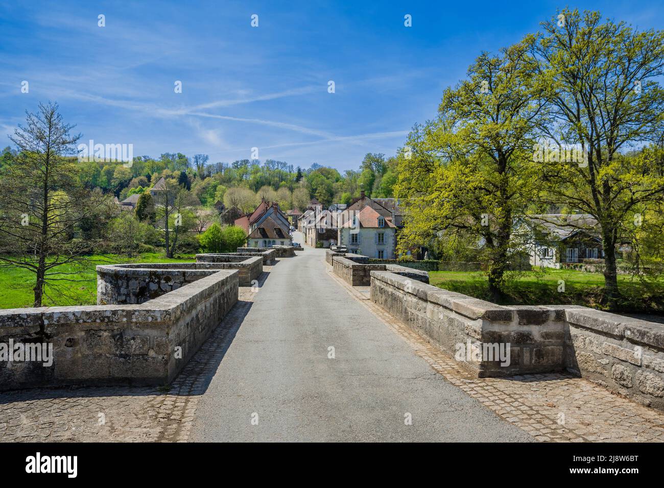 Schmale, aus Stein gebaute „römische Brücke“ über den Fluss Creuse in Moutier d'Ahun, Creuse (23), Frankreich. Stockfoto