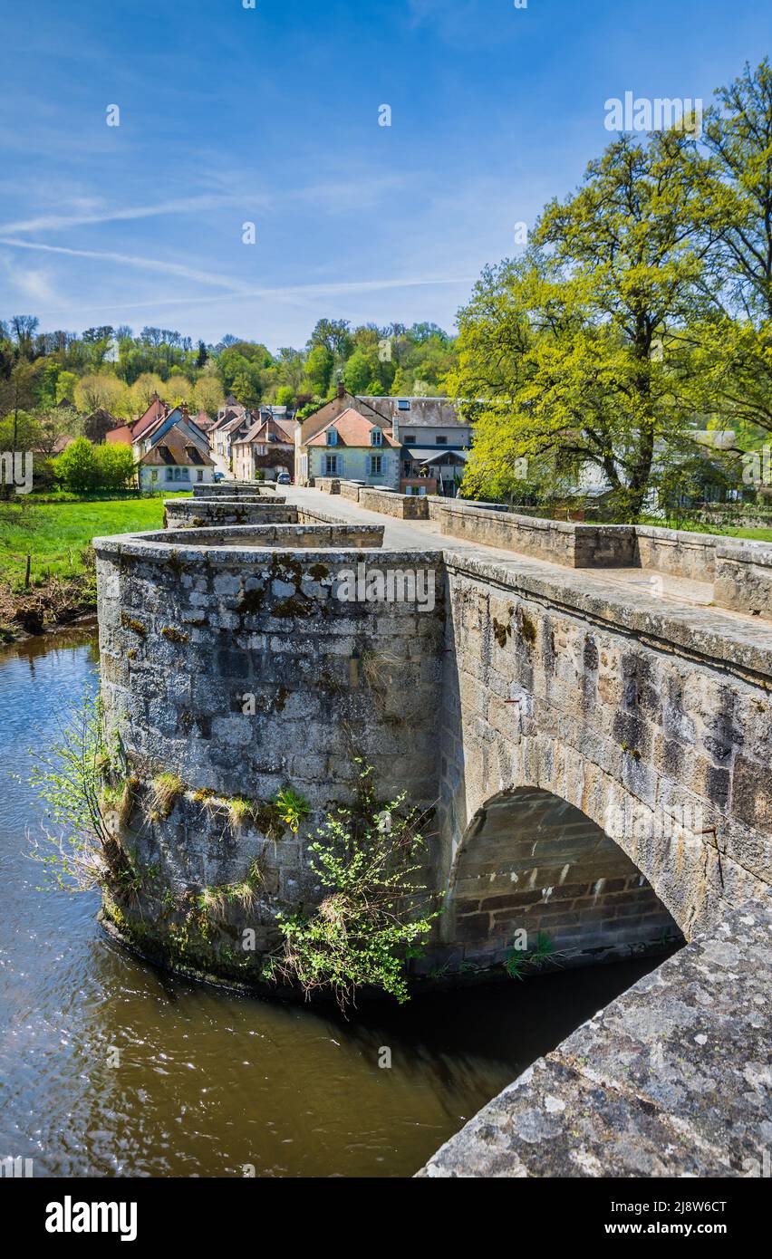 Schmale, aus Stein gebaute „römische Brücke“ über den Fluss Creuse in Moutier d'Ahun, Creuse (23), Frankreich. Stockfoto