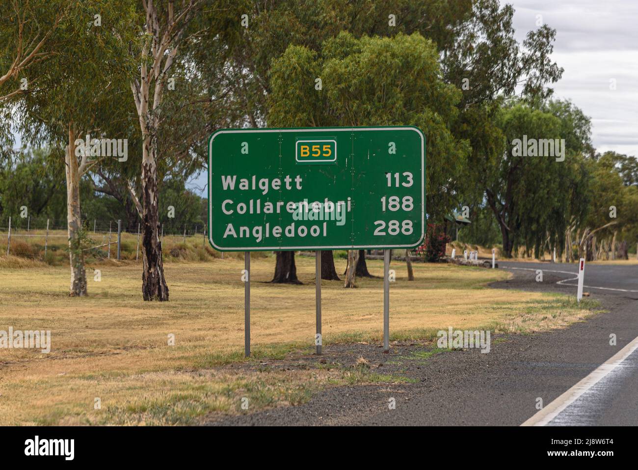 Ein Wegweiser nach Walgett auf dem Castlereagh Highway in New South Wales Stockfoto