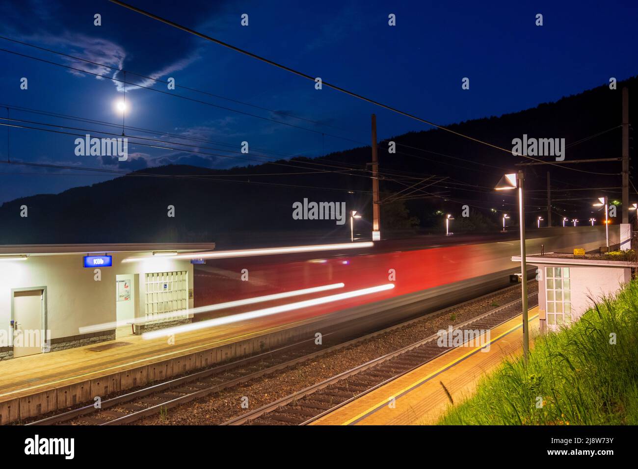 Payerbach: Semmeringbahn, Station Küb, Vollmond, Zug in Wiener Alpen, Alpen, Niederösterreich, Niederösterreich, Österreich Stockfoto