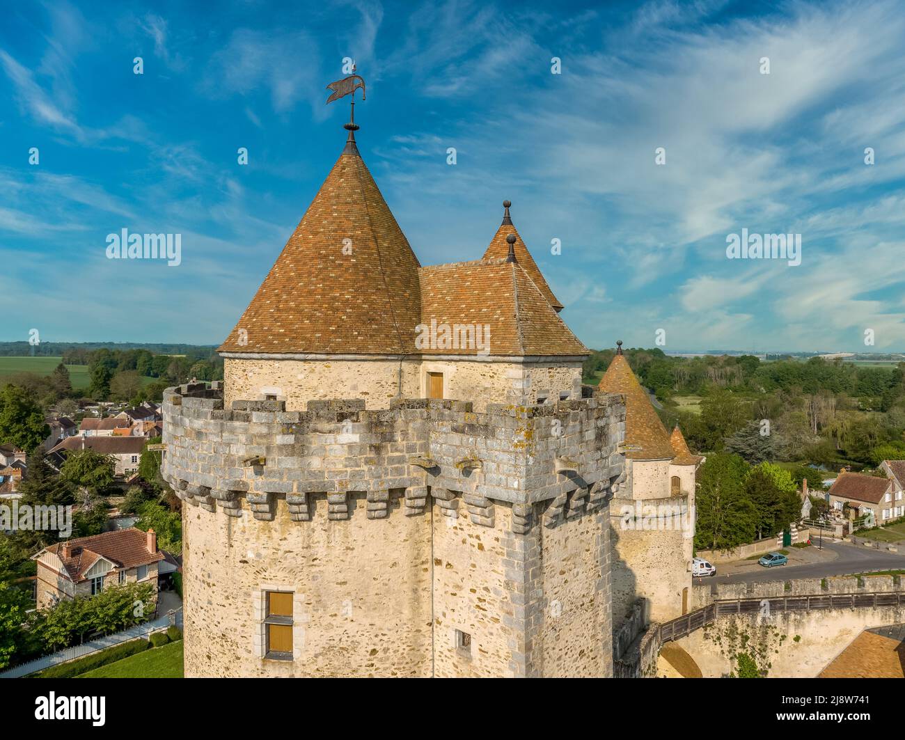 Vollständig restaurierter mittelalterlicher Bergfried mit rotem Dach und Zinnen im Département Blandy les Tours seine-et-Marne in Nordfrankreich Stockfoto