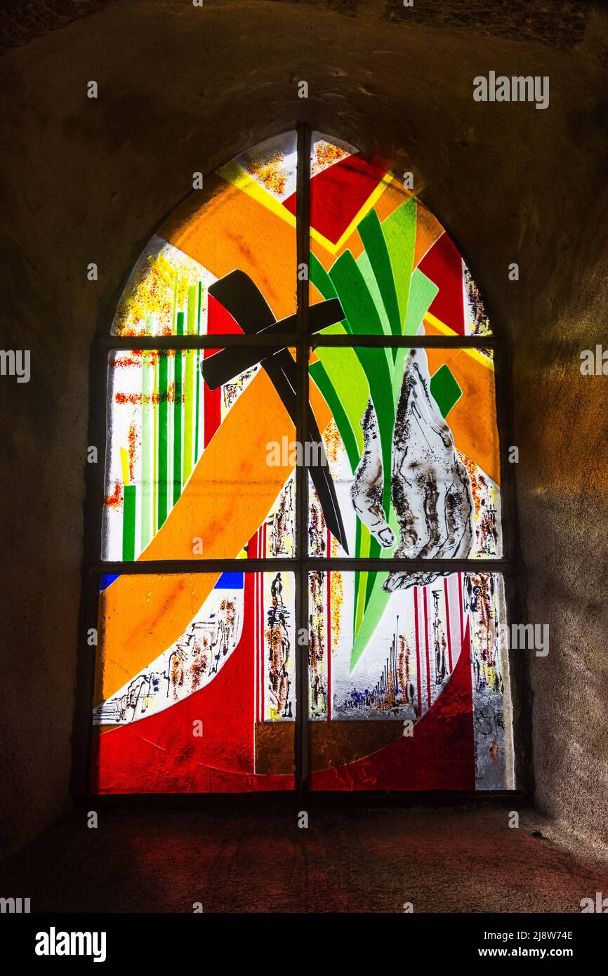 Modernes Buntglasfenster in der Kirche aus dem 12.. Jahrhundert, die Saint Julien gewidmet ist, im Zentrum von Fresselines, Creuse (23), Frankreich. Stockfoto