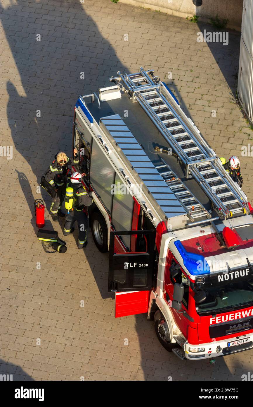Wien, Wien: Feuerwehrfahrzeuge, Feuerwehrleute auf dem Weg zum Brand 22. Donaustadt, Wien, Österreich Stockfoto