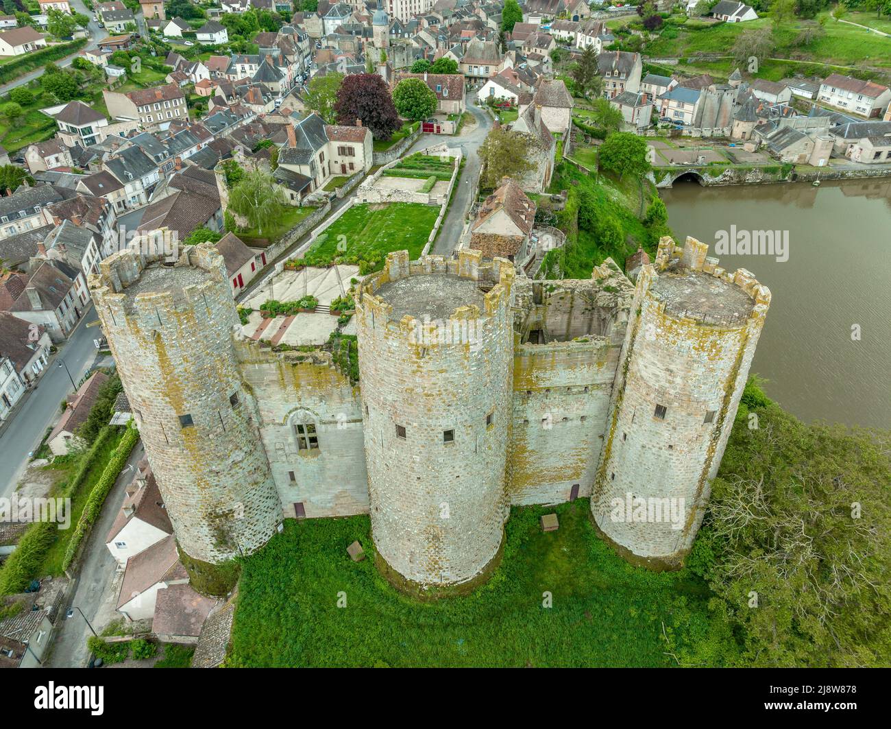 Luftaufnahme von Bourbon-L'Archambault alte Burg der königlichen Familie ruiniert während der Revolution, mit drei kreisförmigen gotischen Türmen überlebte auf einem Stockfoto