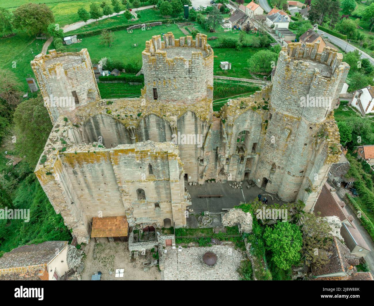 Luftaufnahme von Bourbon-L'Archambault alte Burg der königlichen Familie ruiniert während der Revolution, mit drei kreisförmigen gotischen Türmen überlebte auf einem Stockfoto