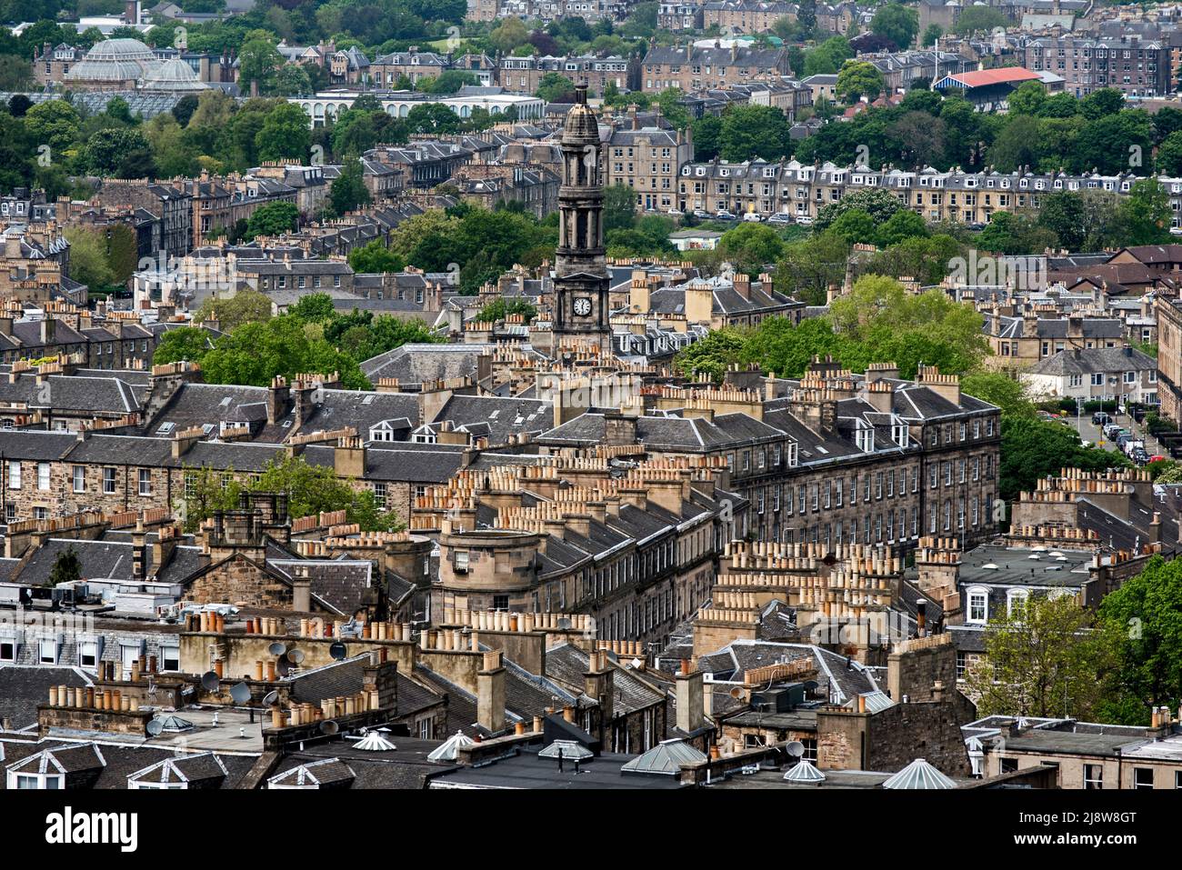 Blick auf Nord-Edinburgh und einen Teil der Neustadt von Calton Hill, Edinburgh, Schottland, Großbritannien. Stockfoto