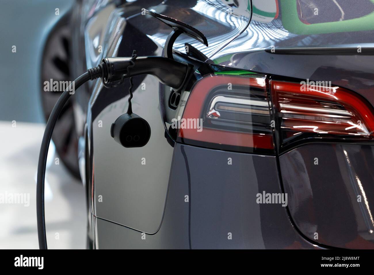 Elektroauto lädt Batterieenergie in der Station. Stockfoto
