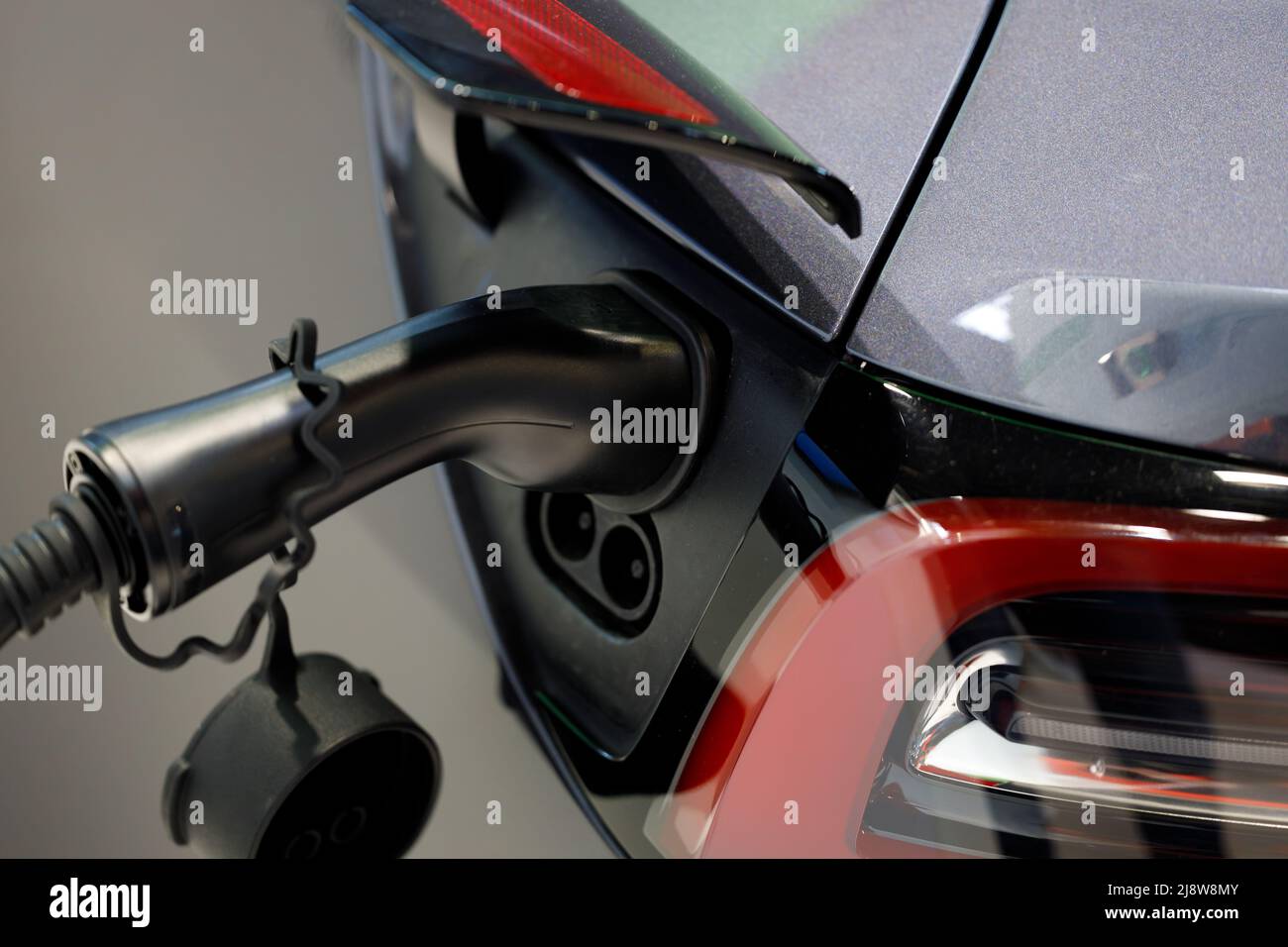 Stromkabel Pumpe Stecker in Ladeleistung zu Elektrofahrzeug EV Auto. Nahaufnahme Stockfoto