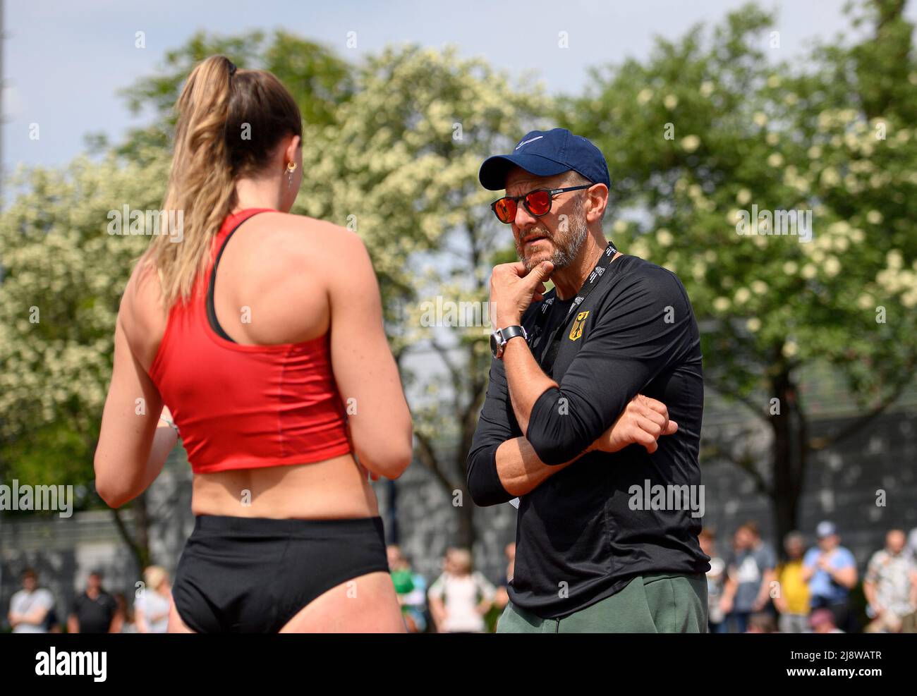 Sophie WEISSENBERG (GER/ TSV Bayer 04 Leverkusen) mit Trainer Jörg ROOS (JÃ¶rg), Frauen-Hochsprung, am 7.. Mai 2022 Leichtathletik-Stadtwerke Ratingen Allround-Meeting, vom 7.. Bis 8.. Mai 2022 in Ratingen/Deutschland. Â Stockfoto