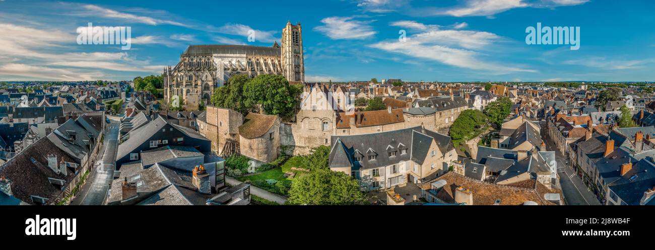 Luftaufnahme der mittelalterlichen Stadt Bourges in Mittelfrankreich mit gotischem Meisterwerk der Kathedrale St. Etienne Stockfoto