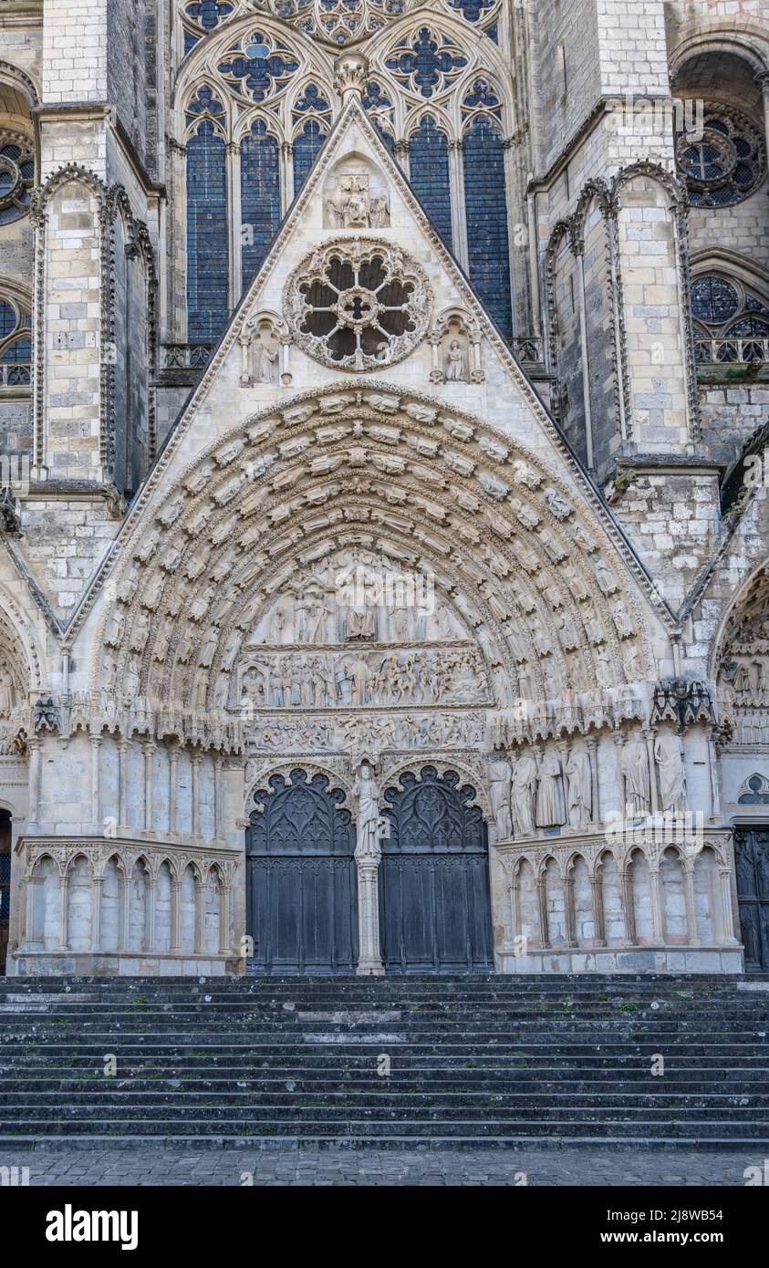 Luftaufnahme der mittelalterlichen Stadt Bourges in Mittelfrankreich mit gotischem Meisterwerk der Kathedrale St. Etienne Stockfoto