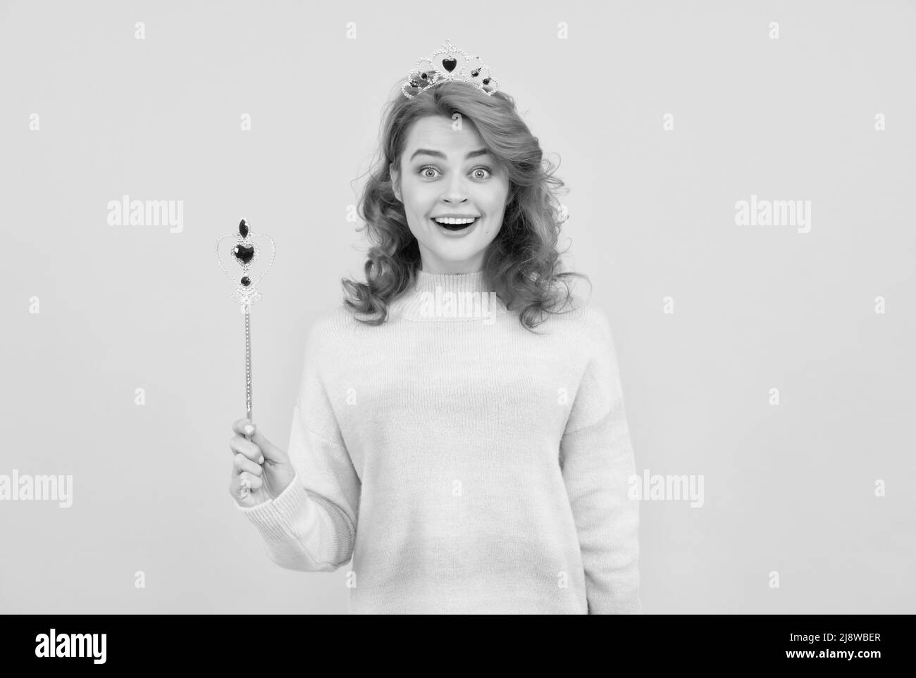 Wow. Königin halten Zauberstab. Arrogante Prinzessin in Tiara. Frau hält Zauberstab. Stockfoto