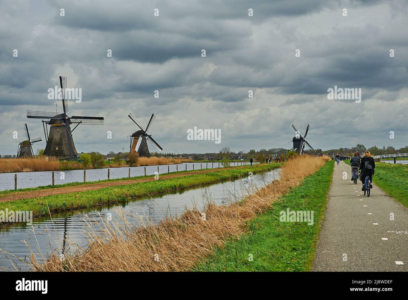 Windmühlen in Kinderdijk, Südholland in den Niederlanden säumen die Molentocht. Dieses UNESCO-Weltkulturerbe liegt nördlich von Alblasserdam. Stockfoto