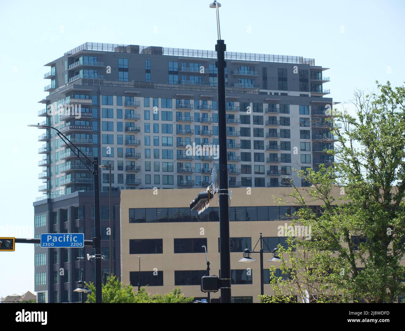 Neu eröffnetes Hotel in der Innenstadt von Dallas. Die fünfte Grünfläche in der Innenstadt Stockfoto
