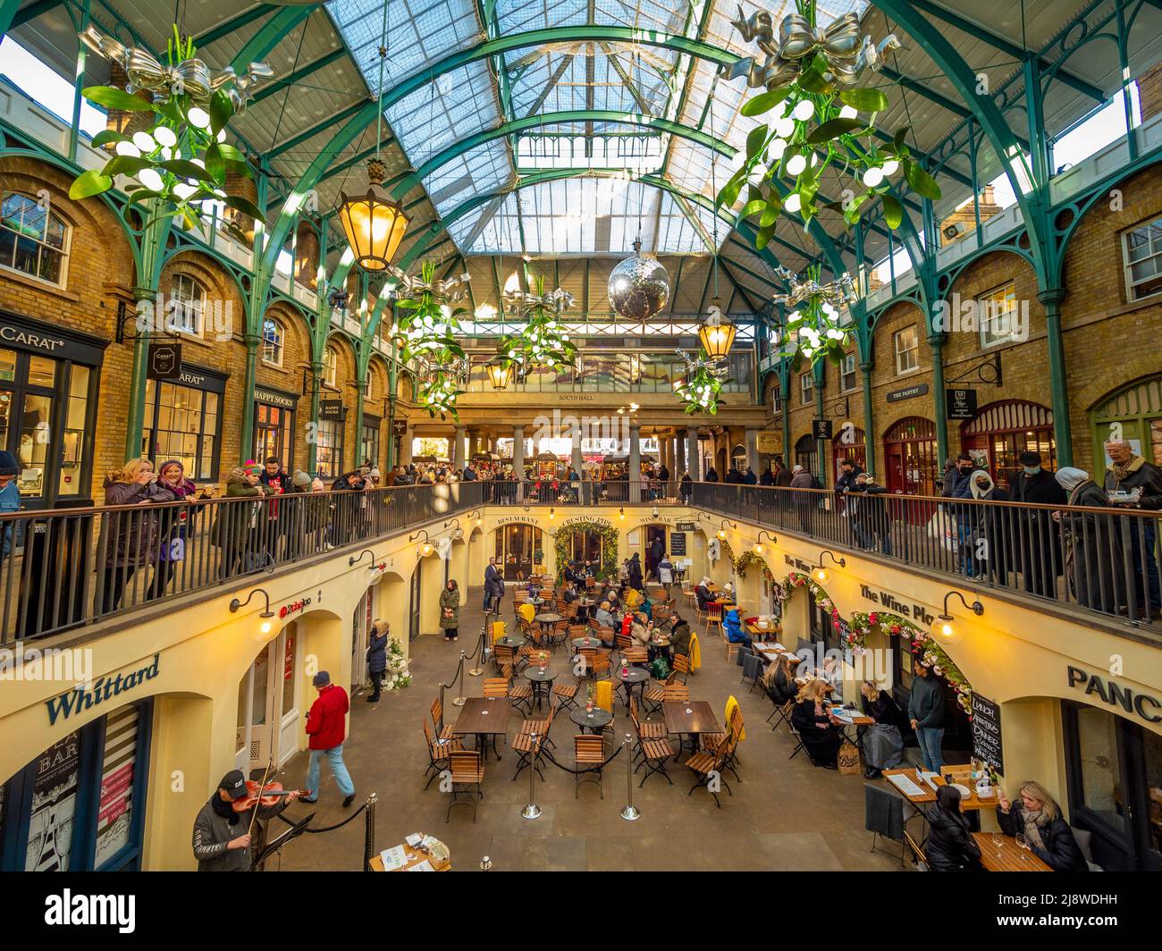 Der Essbereich im Untergeschoss von Covent Garden ist mit großen beleuchteten Weihnachtsdekorationen aus Misteln dekoriert. London Stockfoto