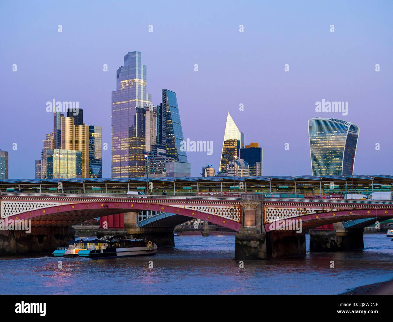 Moderne Wolkenkratzer in der Abenddämmerung mit Blackfriars Bridge im Vordergrund. London, Großbritannien. Stockfoto