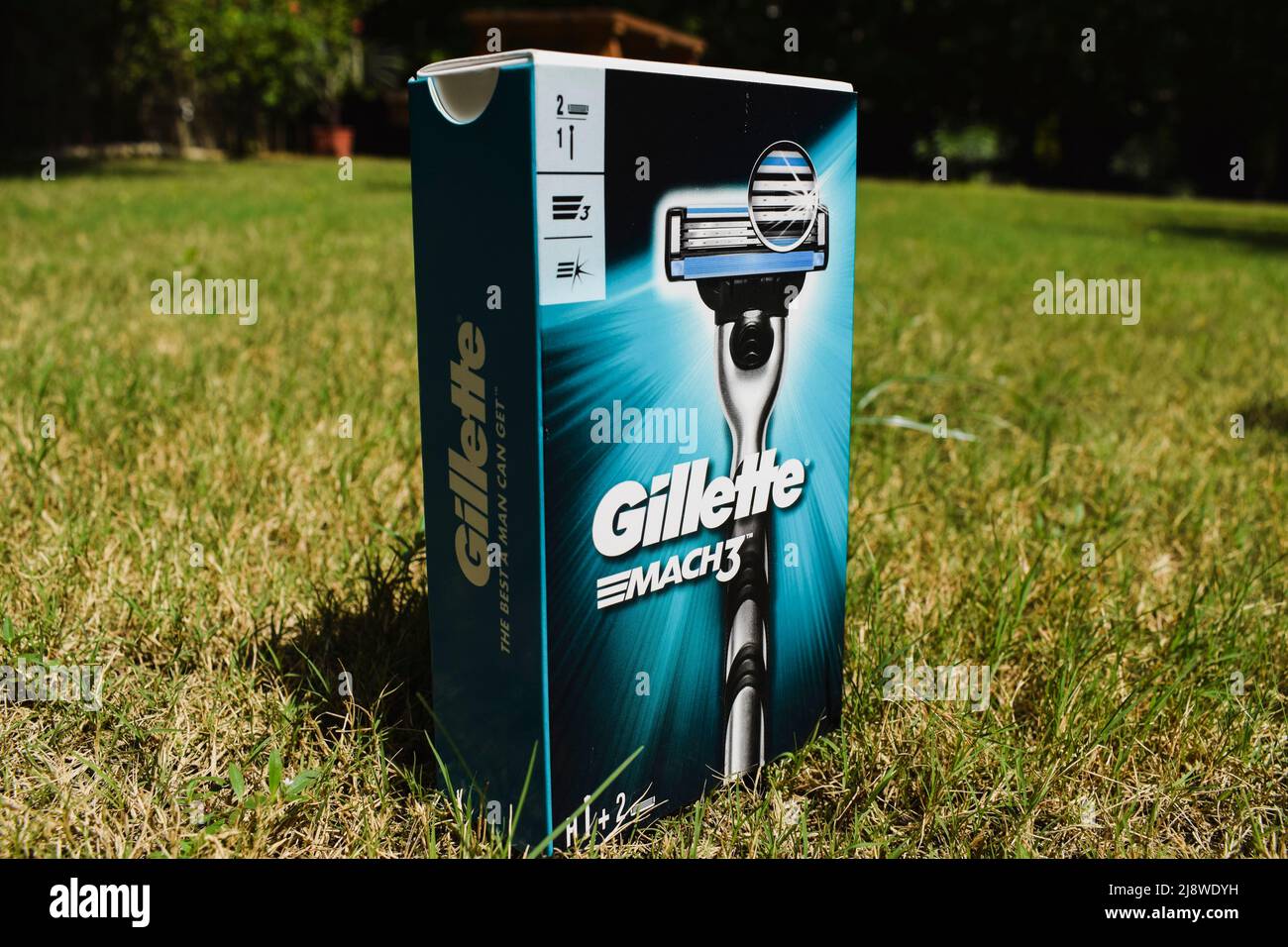 Gillette mach 3 Herren Körperpflege Wellness-Produkt von berühmten beliebten Marke Gillette Rasiermesser in regelmäßigen blauen Farbschachtel Verpackung Stockfoto