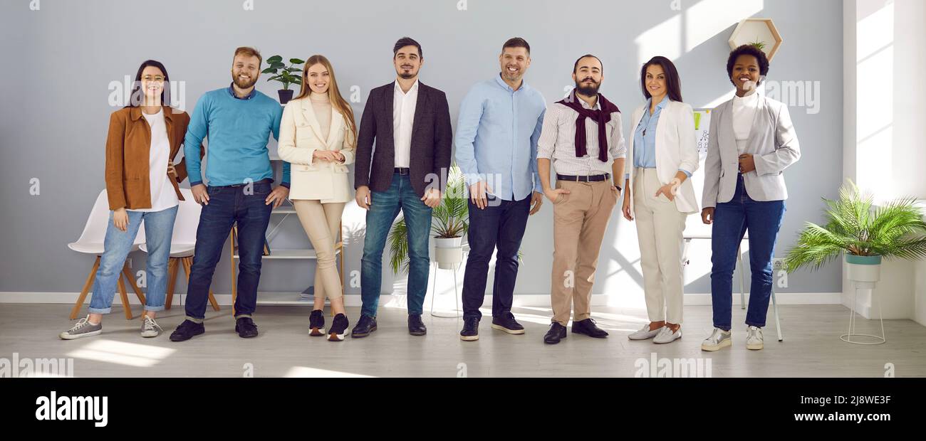 Gruppe von verschiedenen Geschäftsleuten im kreativen Büro, erfolgreiches Team lächelt glücklich Stockfoto